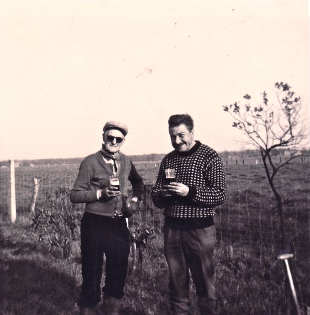 Prosper had vanachter in de tuin een voorraad bier begraven. Als de vrouwen een middag winkelden gingen ze spitten naar hun bodemschat. 